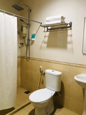 Standard Double Room | Bathroom | Shower, rainfall showerhead, free toiletries, towels - Hotel Palm Inn Bukit Mertajam (Bukit Mertajam)