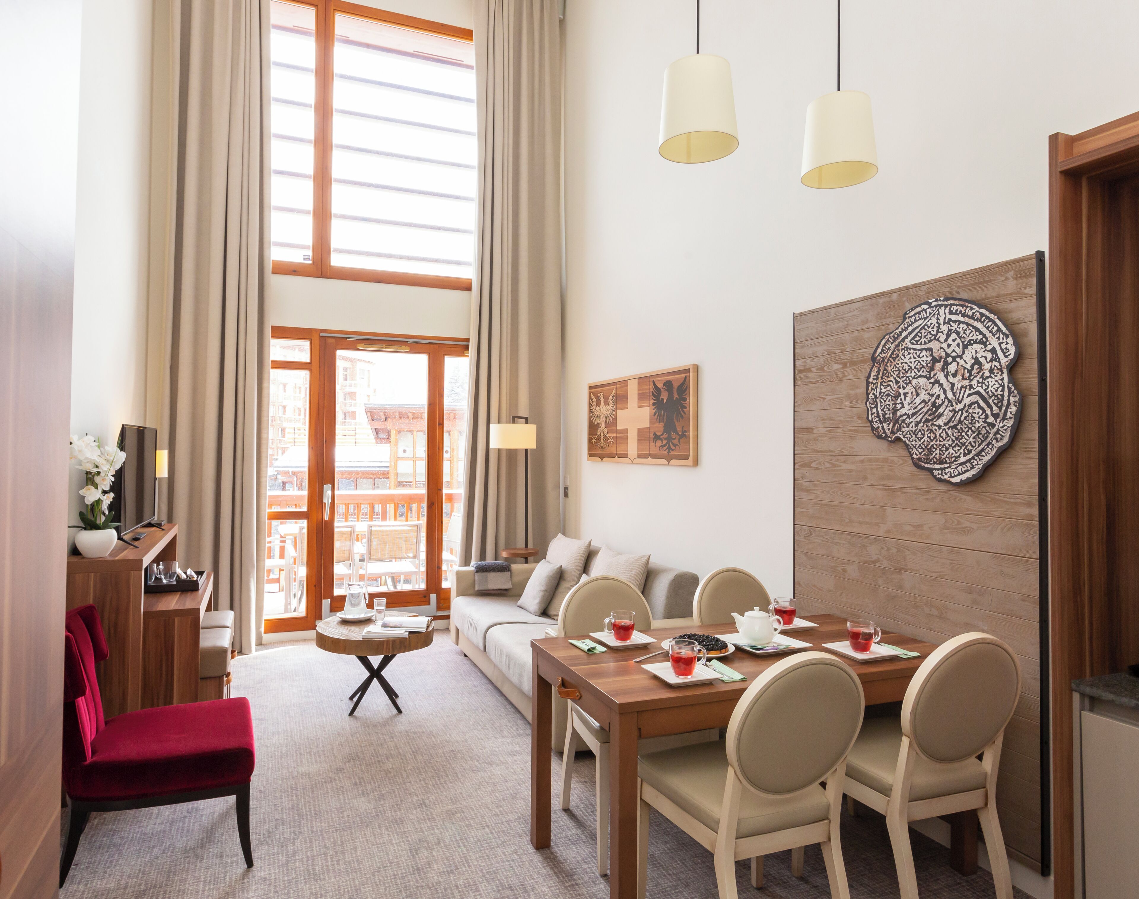 Superior-Suite, 2 Schlafzimmer | Wohnbereich | 1-Zoll-Flachbildfernseher mit Kabelempfang, Fernseher