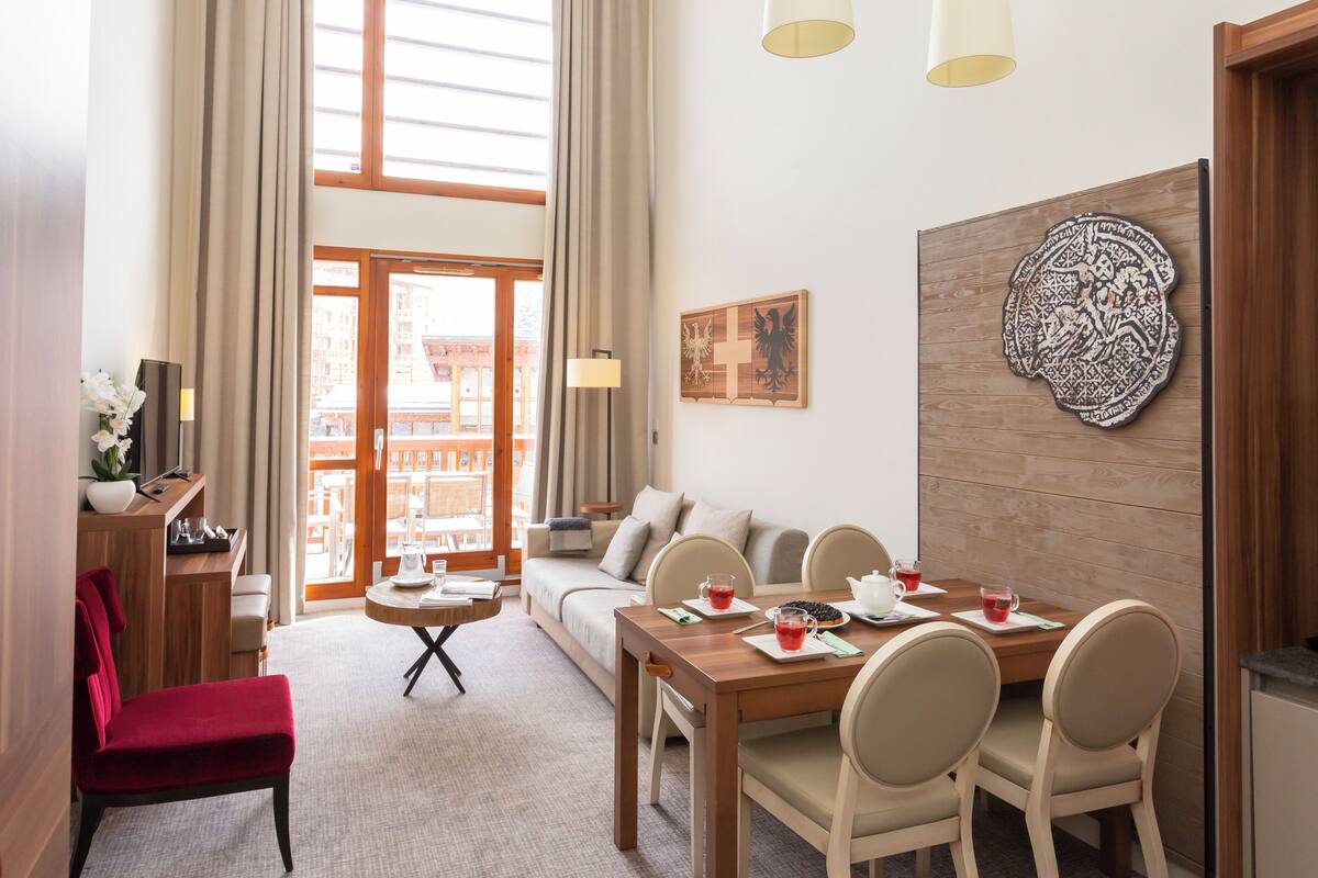 Superior suite, 2 slaapkamers | Woonruimte | Een 1-inch flatscreentelevisie met kabelzenders en televisie
