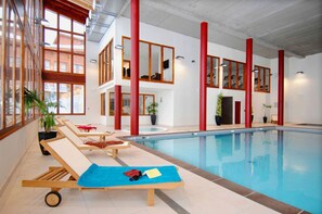 Una piscina cubierta, una piscina al aire libre de temporada