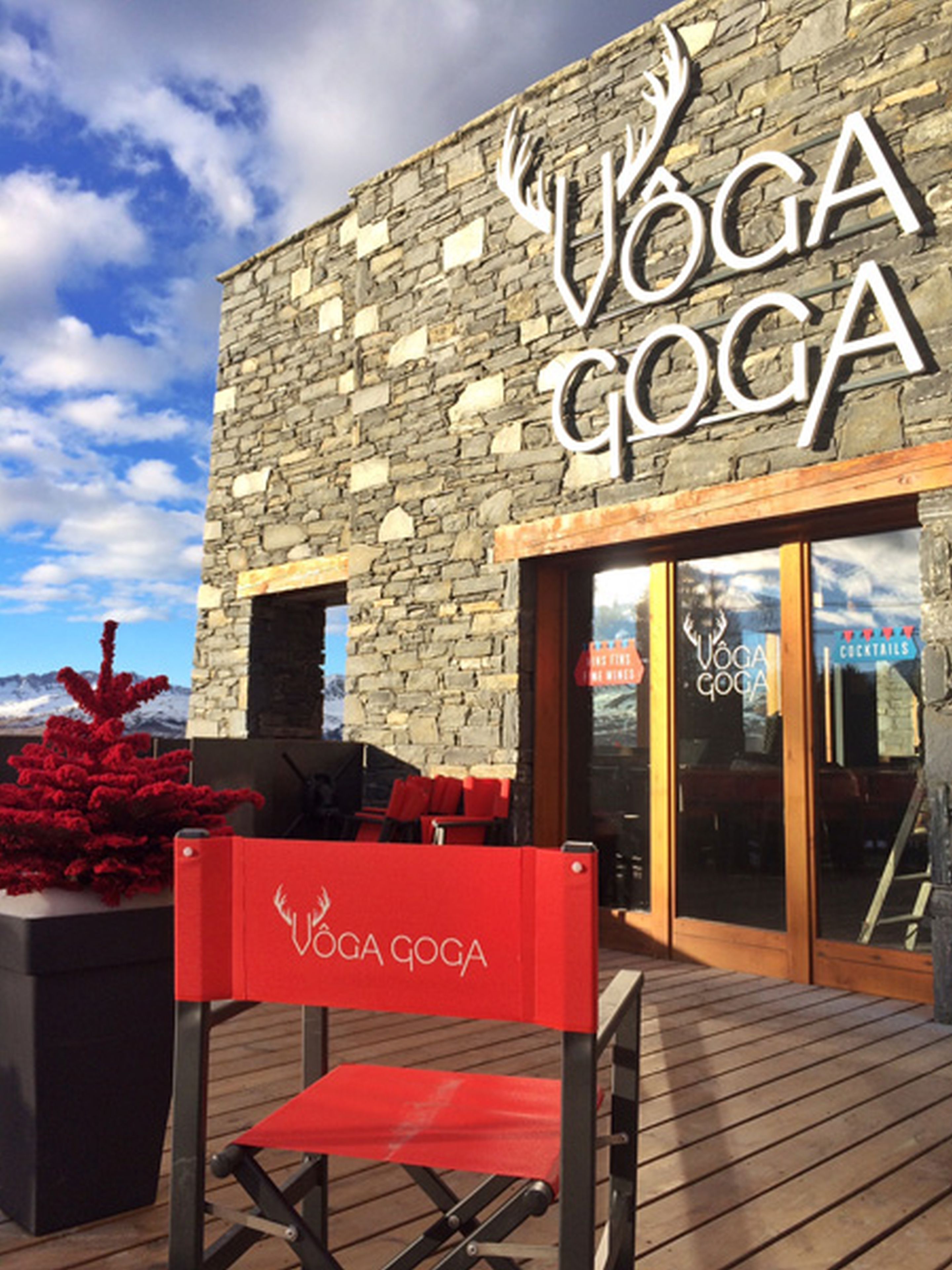 Un edificio con fachada de piedra y un cartel que dice "VOGA GOGA".