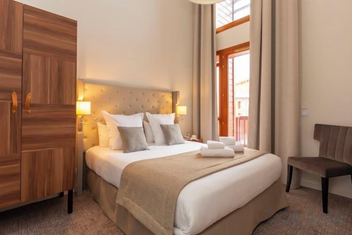 Quartos à prova de som, berços grátis, Wi-Fi de cortesia, roupa de cama