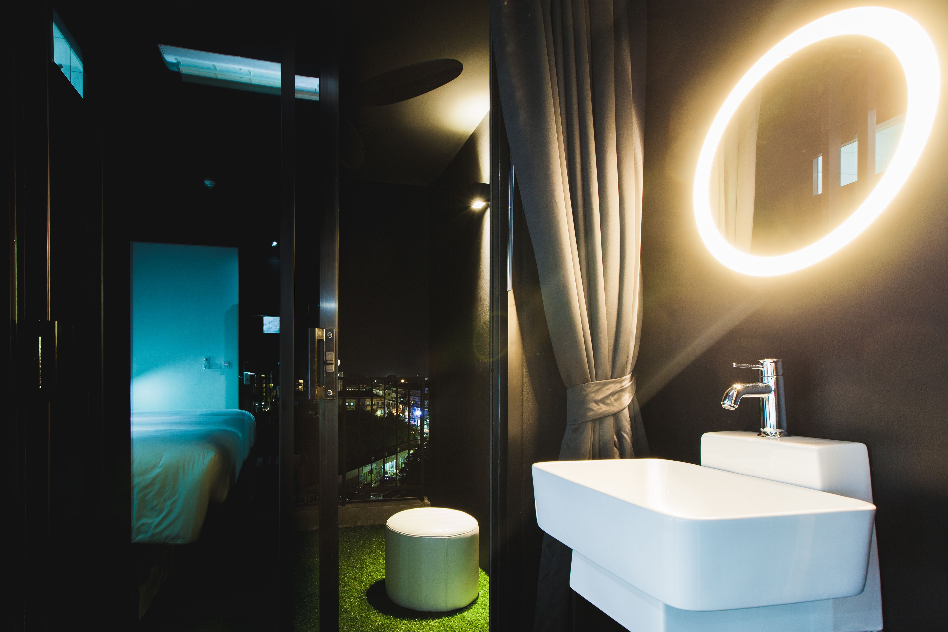 deluxe triple - free co-working space 24 hrs. | bathroom sink