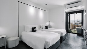 Deluxe Twin with outside Bathtub - Free Co-Working space 24 hrs.