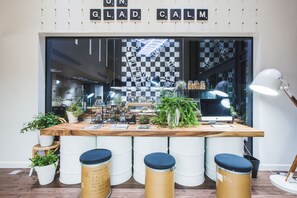 Desayuno con opciones de la cocina local diario (THB 250 por persona)