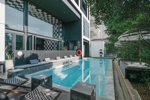 室外游泳池，提供日光浴躺椅