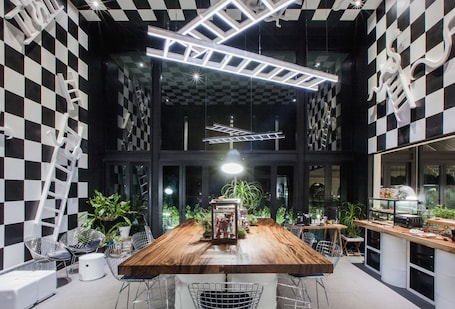 Desayuno con opciones de la cocina local diario (THB 250 por persona)