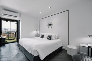 Deluxe King with outside Bathtub - Free Co-Working space 24 hrs. | Két bảo mật tại phòng, bàn, màn/rèm cản sáng, phòng cách âm 