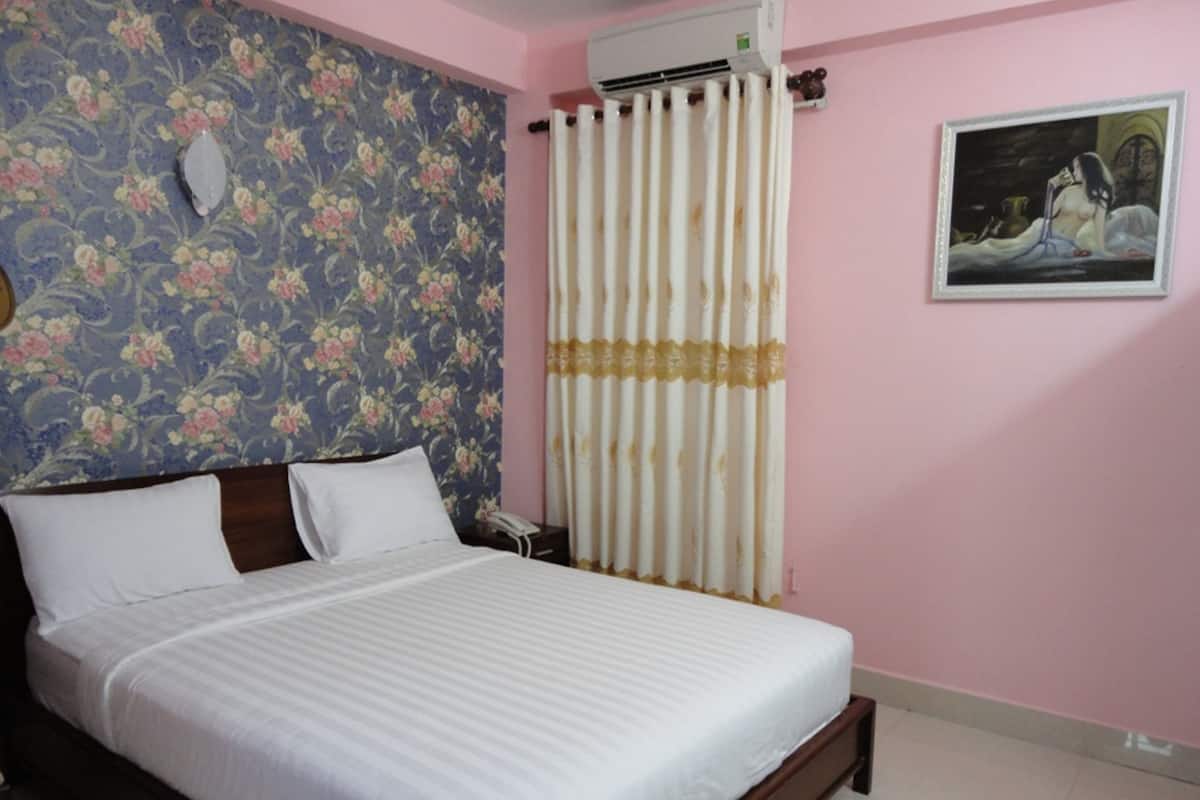 Minibar, desk, free WiFi