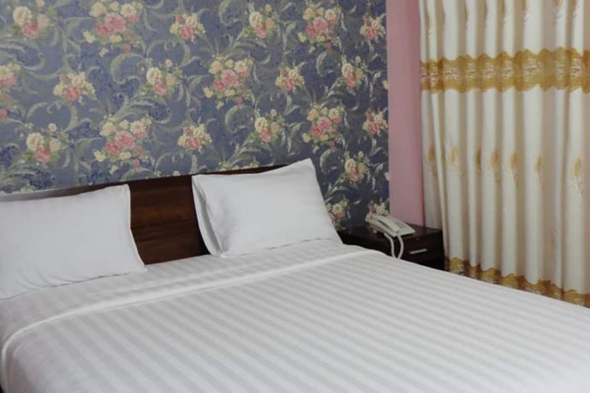 Minibar, desk, free WiFi