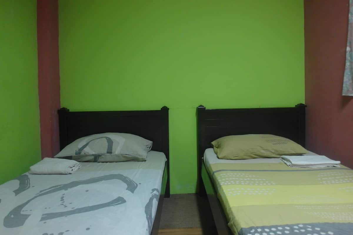 Caja de seguridad en la habitación, wifi gratis y ropa de cama