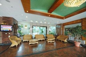 Lobby sitting area - Kenting Holiday Hotel (Hengchun)