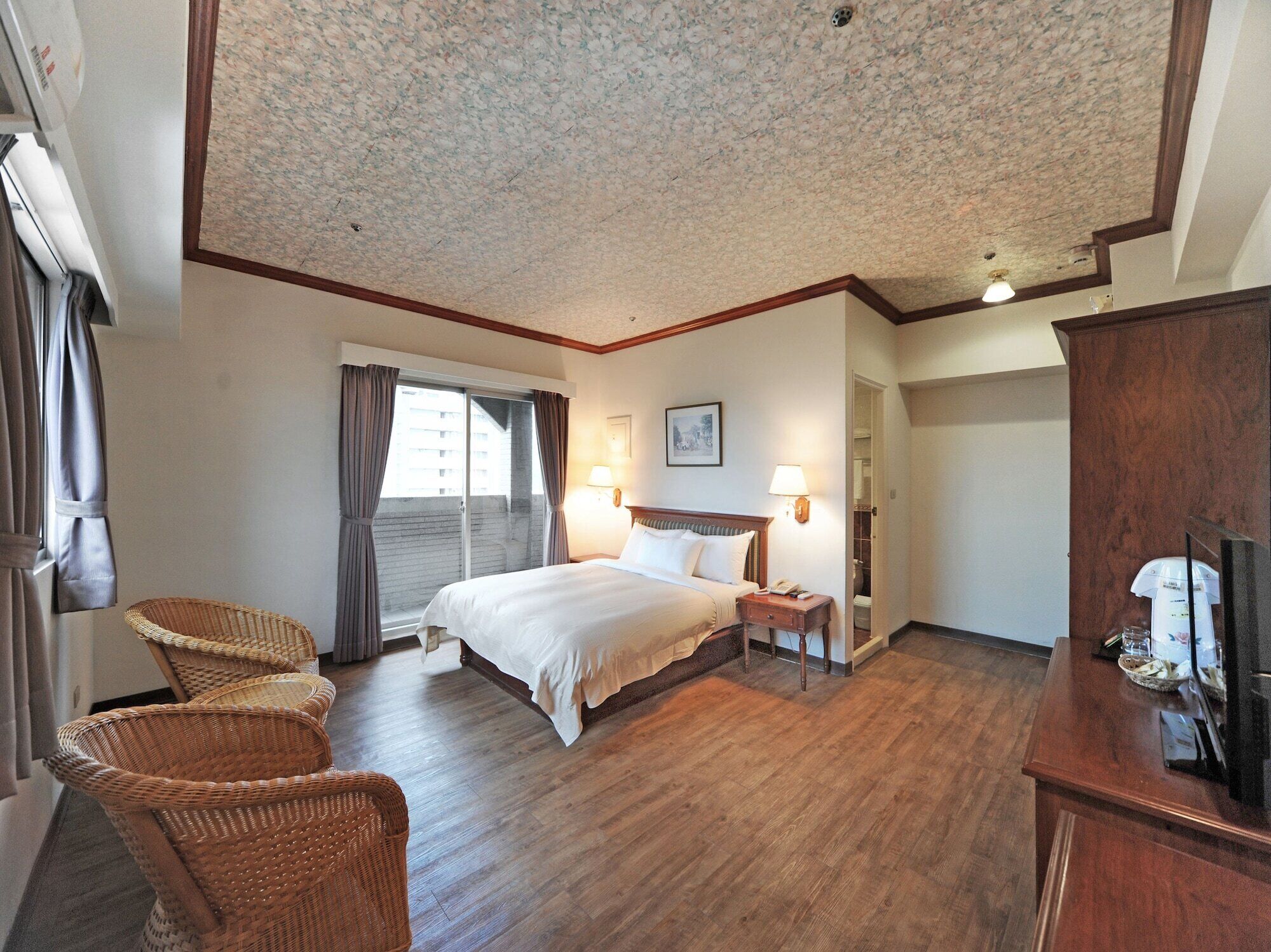 Escritorio, tabla de planchar con plancha y cunas gratuitas 