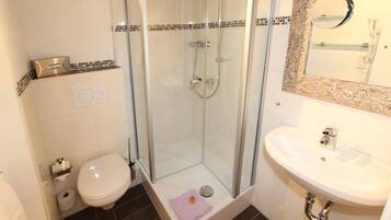 Junior-Suite | Badezimmer | Dusche, Handtücher