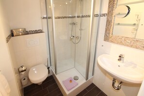 Junior Suite | Bathroom | Shower, towels - Hotel an de Marspoort (Xanten)