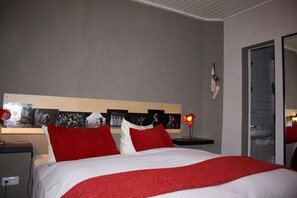 Standard Twin Room | Minibar, desk, blackout curtains, iron/ironing board