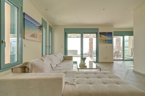Luxury Villa 2 Bedrooms with Small Private Pool | Área de sala de estar | Televisión de pantalla plana de 43 pulgadas con canales vía satélite 