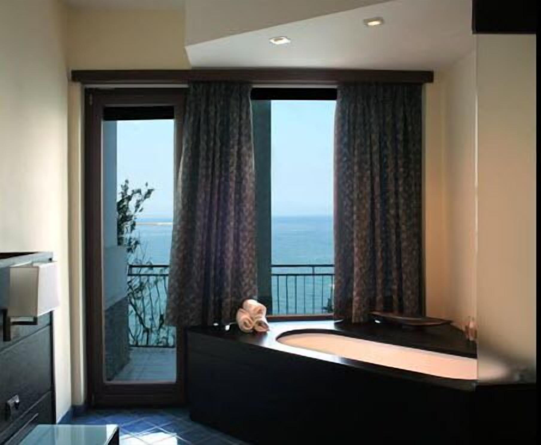 Superior Double or Twin Room, 1 Double or 2 Twin Beds, Sea View | Deep soaking bathtub