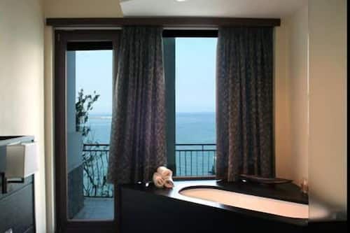 Superior Double or Twin Room, 1 Double or 2 Single Beds, Sea View | Deep-soaking bathtub