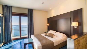 Minibar, safe på rommet, skrivebord og blendingsgardiner