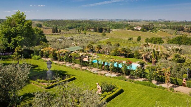 A lush garden with a swimming pool, manicured lawns, and a variety of plants. - Campoli (San Casciano in Val di Pesa)