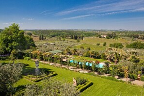 A lush garden with a swimming pool, manicured lawns, and a variety of plants. - Campoli (San Casciano in Val di Pesa)