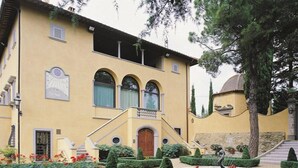 A yellow building with a central staircase, a garden with trimmed hedges, and a fountain. - Campoli (San Casciano in Val di Pesa)