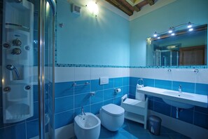 Apartemen, 3 kamar tidur, dapur (Flavia 2) | Kamar mandi | Handuk