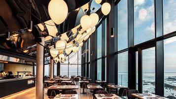 2 restaurants, breakfast served