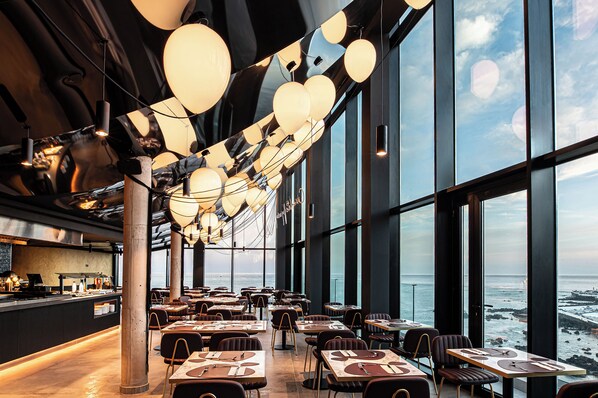 2 restaurants; breakfast, lunch and dinner served 