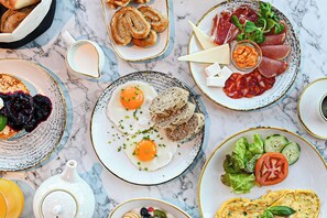 Desayuno buffet diario (EUR 20 por persona)