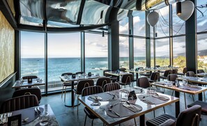 2 restaurants, breakfast served