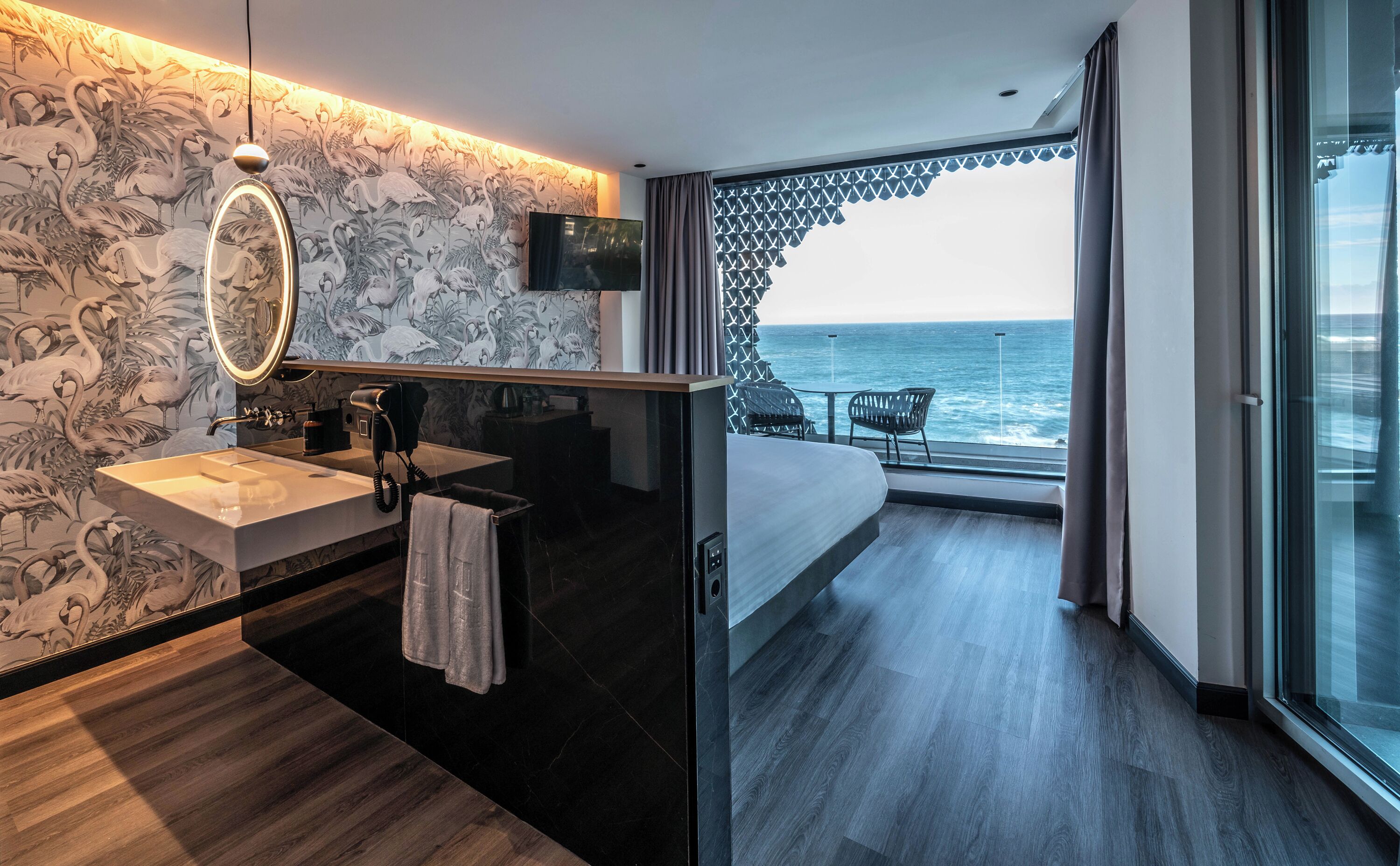 俱乐部客房 | 高档床上用品、羽绒被、办公桌、遮光窗帘