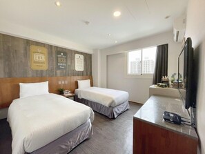 Escritorio, wifi gratis y ropa de cama 