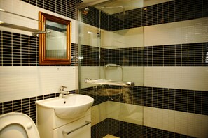 Quarto casal standard | Banheiro | Chuveiro, produtos de toalete grátis, secador de cabelo, chinelos