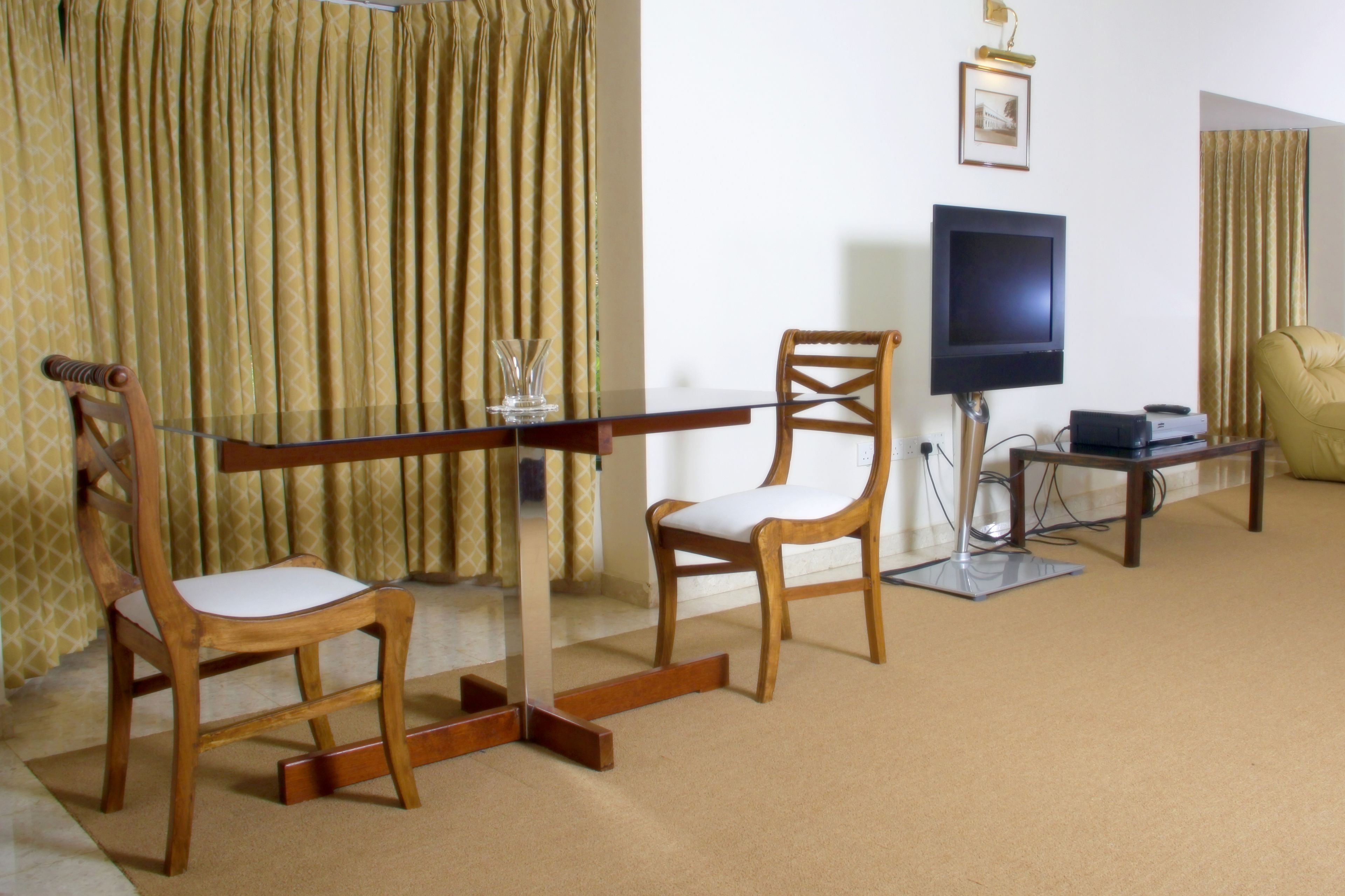 deluxe double room, 1 king bed | in-room dining