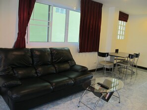 Superior Room | Living area | 21-inch TV with cable channels - Rouge Service Apartments (Pattaya)
