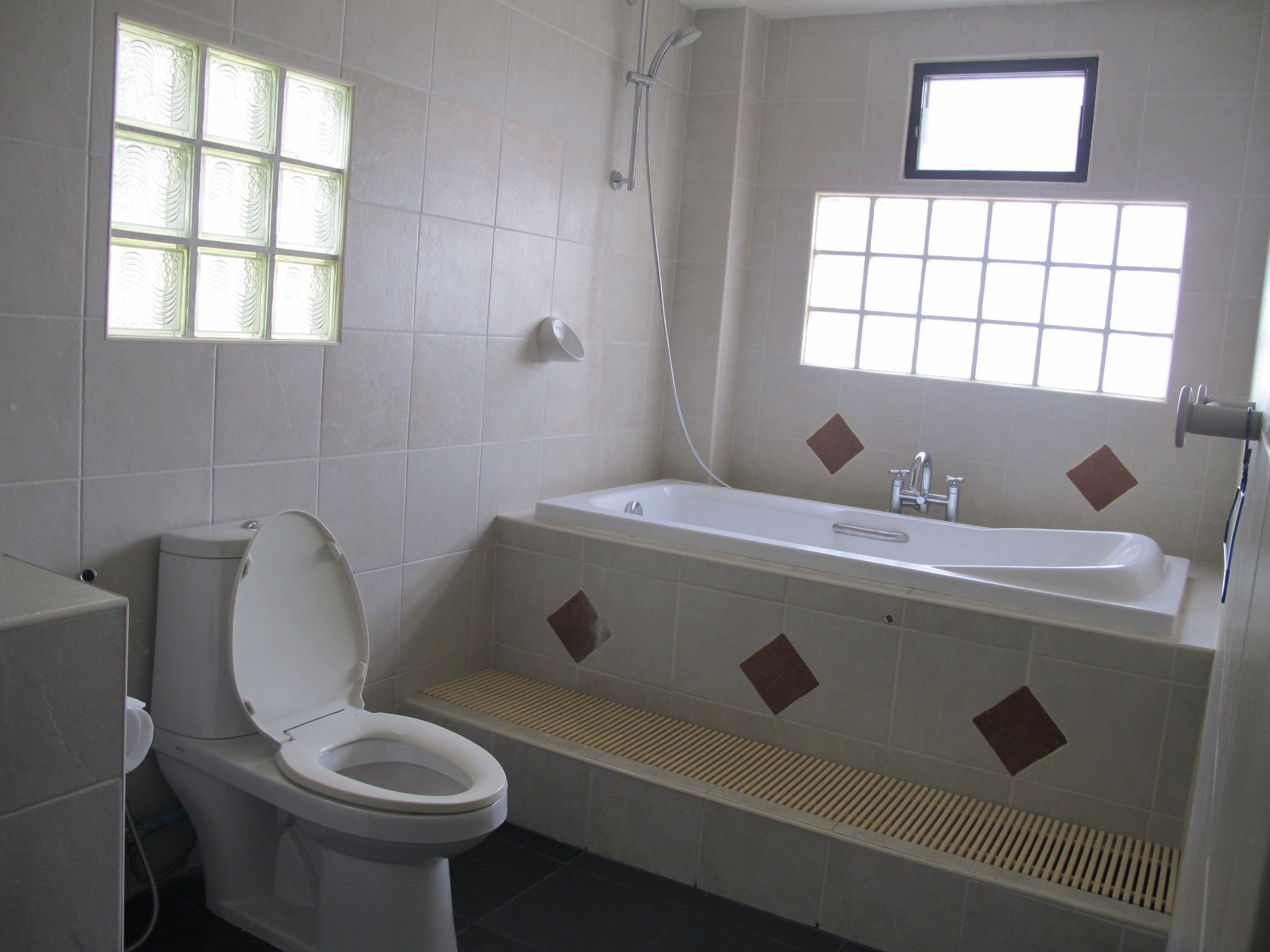 Superior Room | Bathroom | Shower, free toiletries