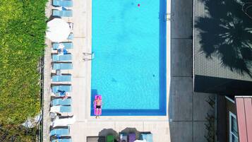 Piscine extérieure, parasols de plage, chaises longues