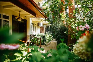 STANDARD HOTEL ROOM / 2 PERSONS | ミニバー、デスク、WiFi (無料)、ベッドシーツ