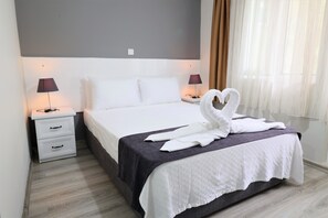 Een minibar, een bureau, gratis wifi, beddengoed