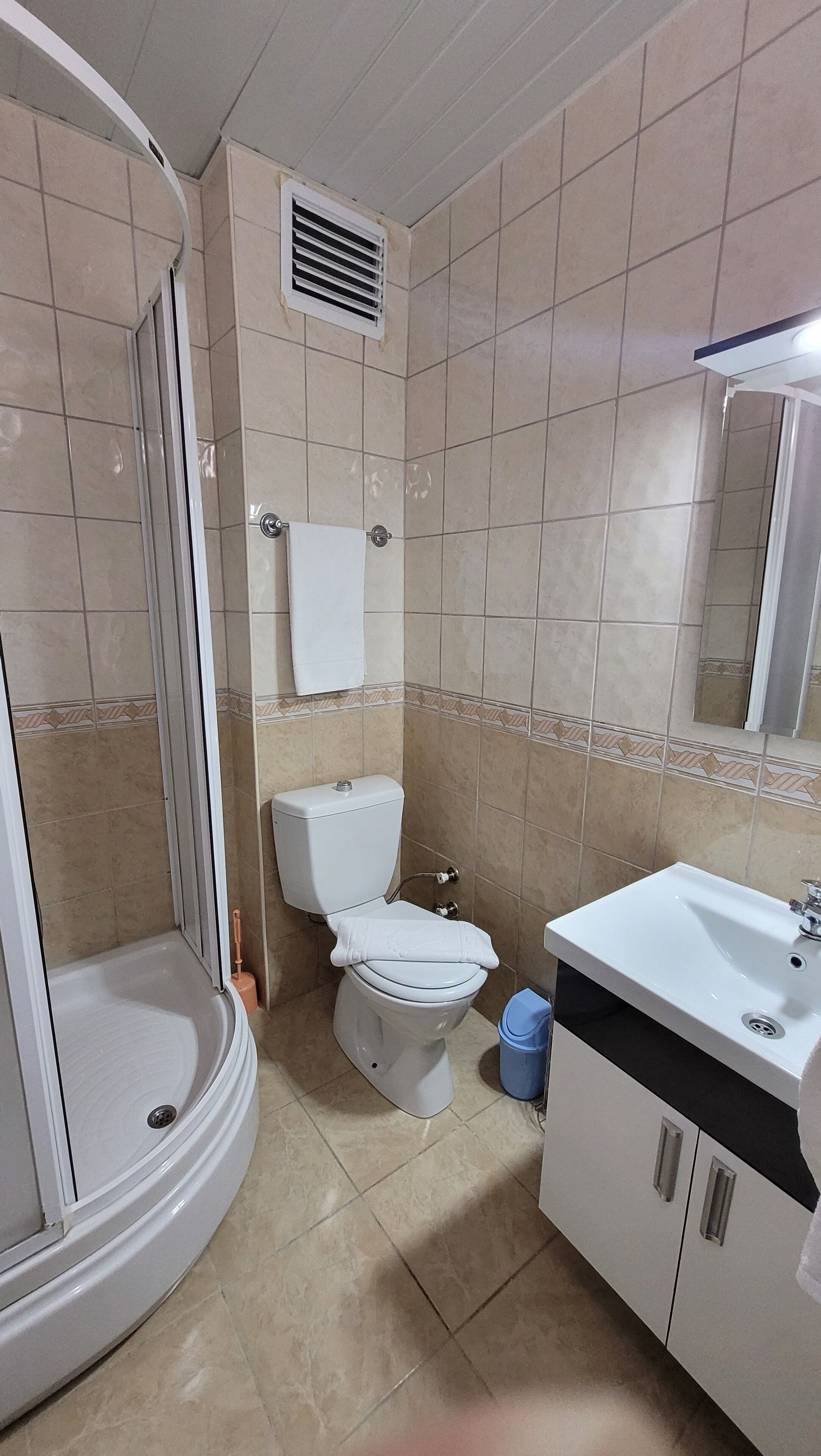 standard hotel room / 2 persons | bathroom | shower, free toiletries, hair dryer, slippers