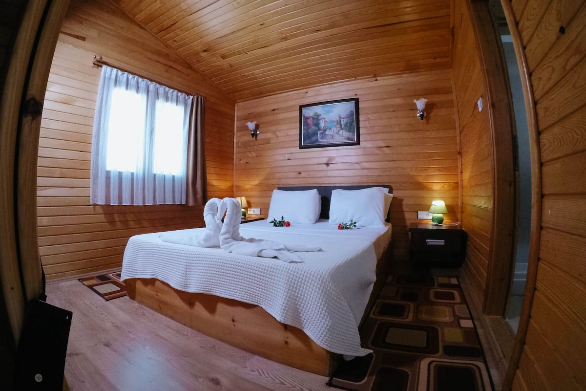 bungalow | 1 bedroom, minibar, desk, free wifi