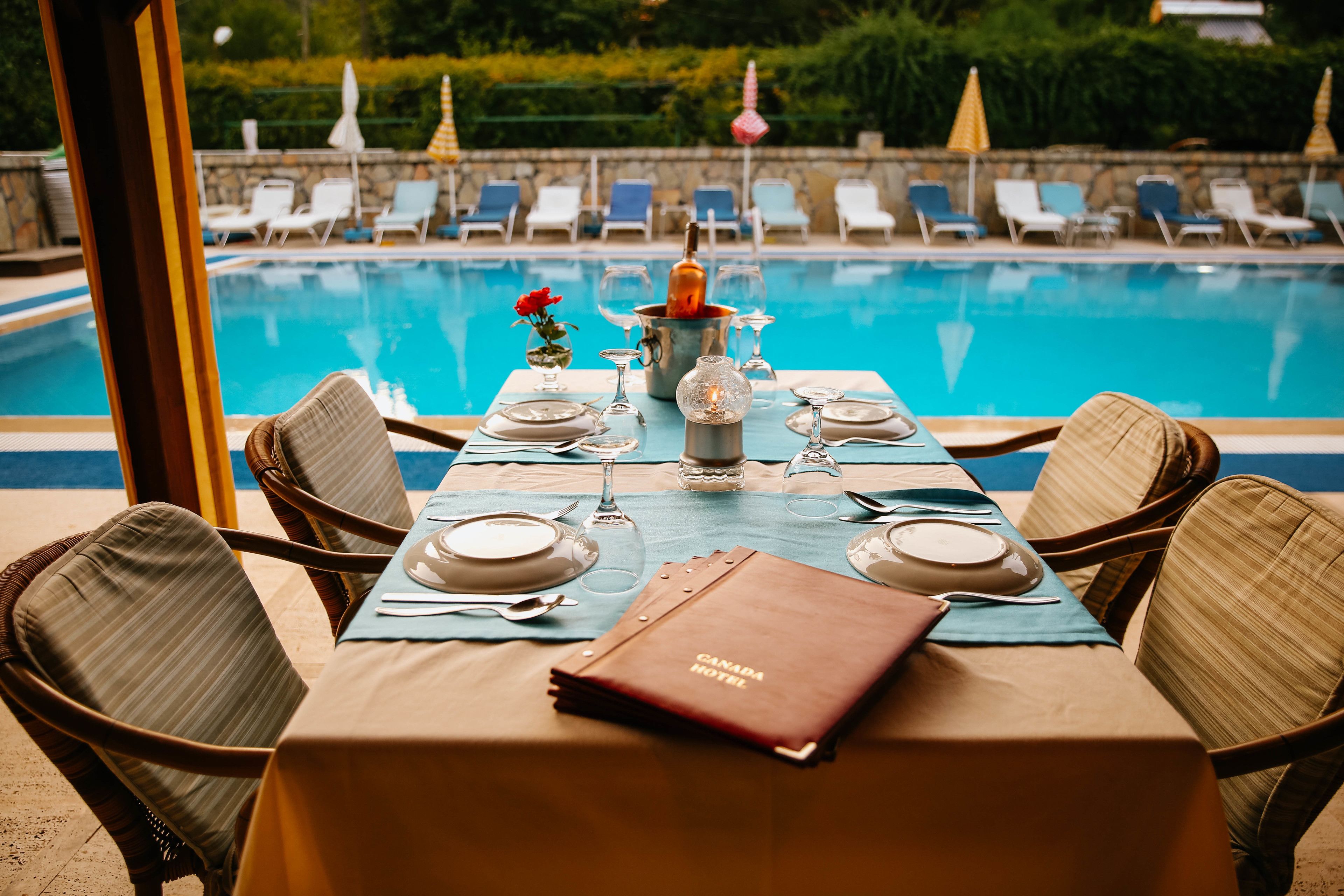 Petit déjeuner, déjeuner et dîner servis sur place