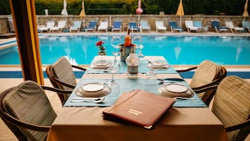 Petit déjeuner, déjeuner et dîner servis sur place