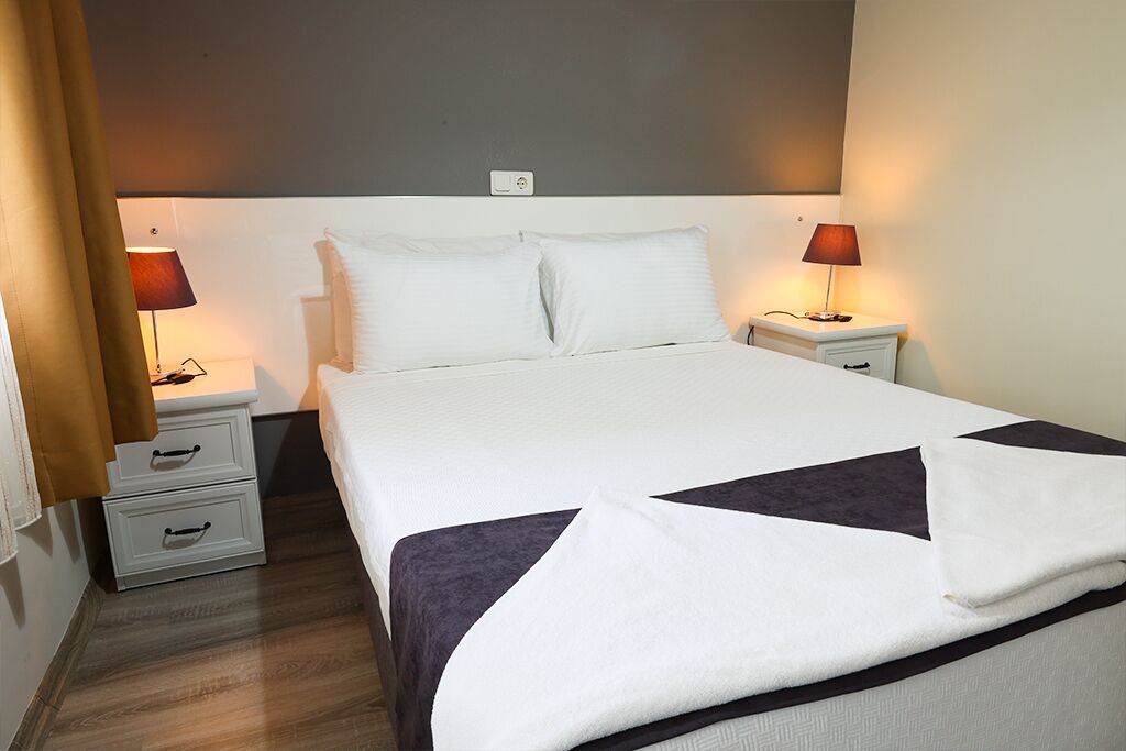 economy hotel room / max 2 persons | 1 bedroom, minibar, desk, free wifi