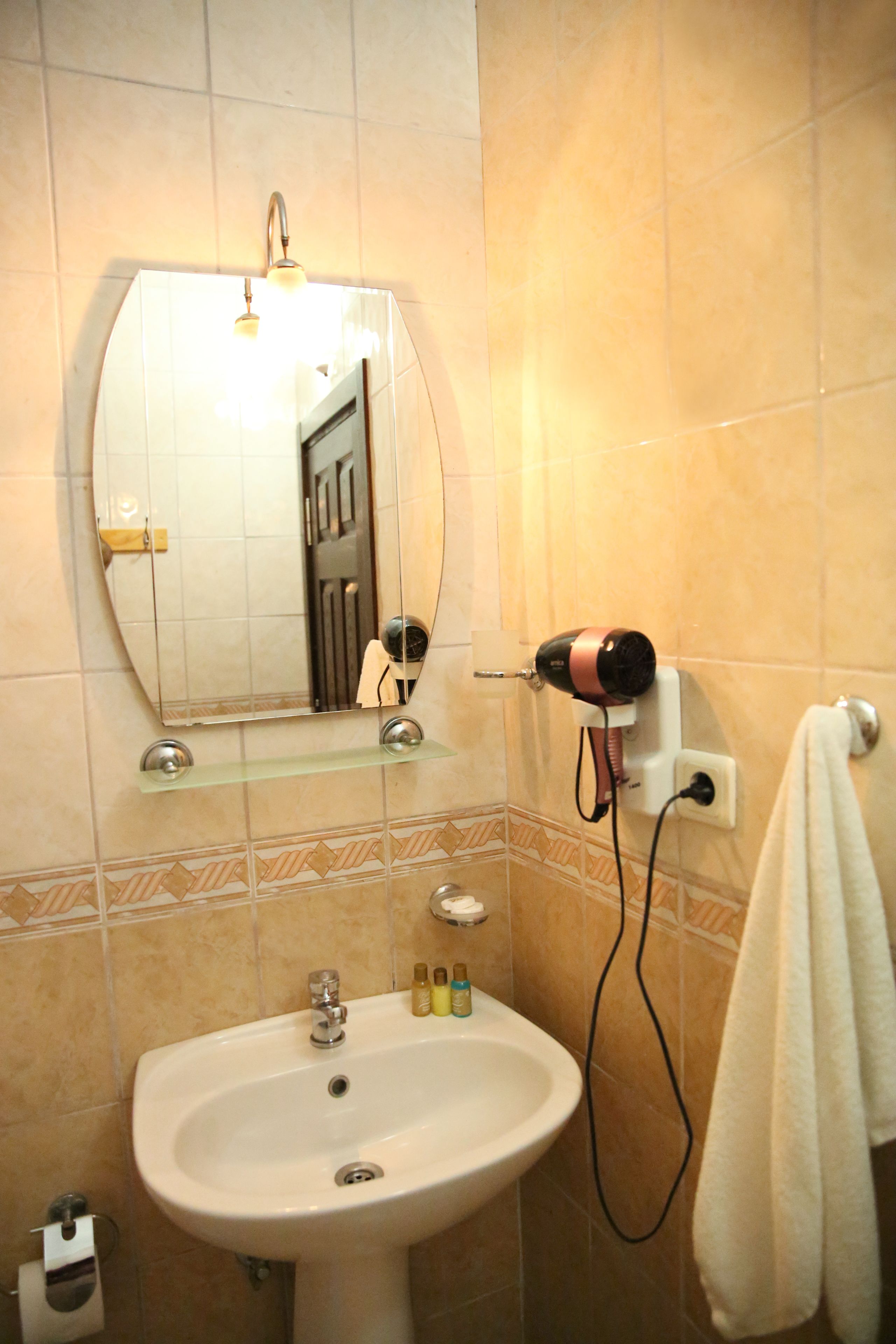 economy hotel room / max 2 persons | bathroom | shower, free toiletries, hair dryer, slippers