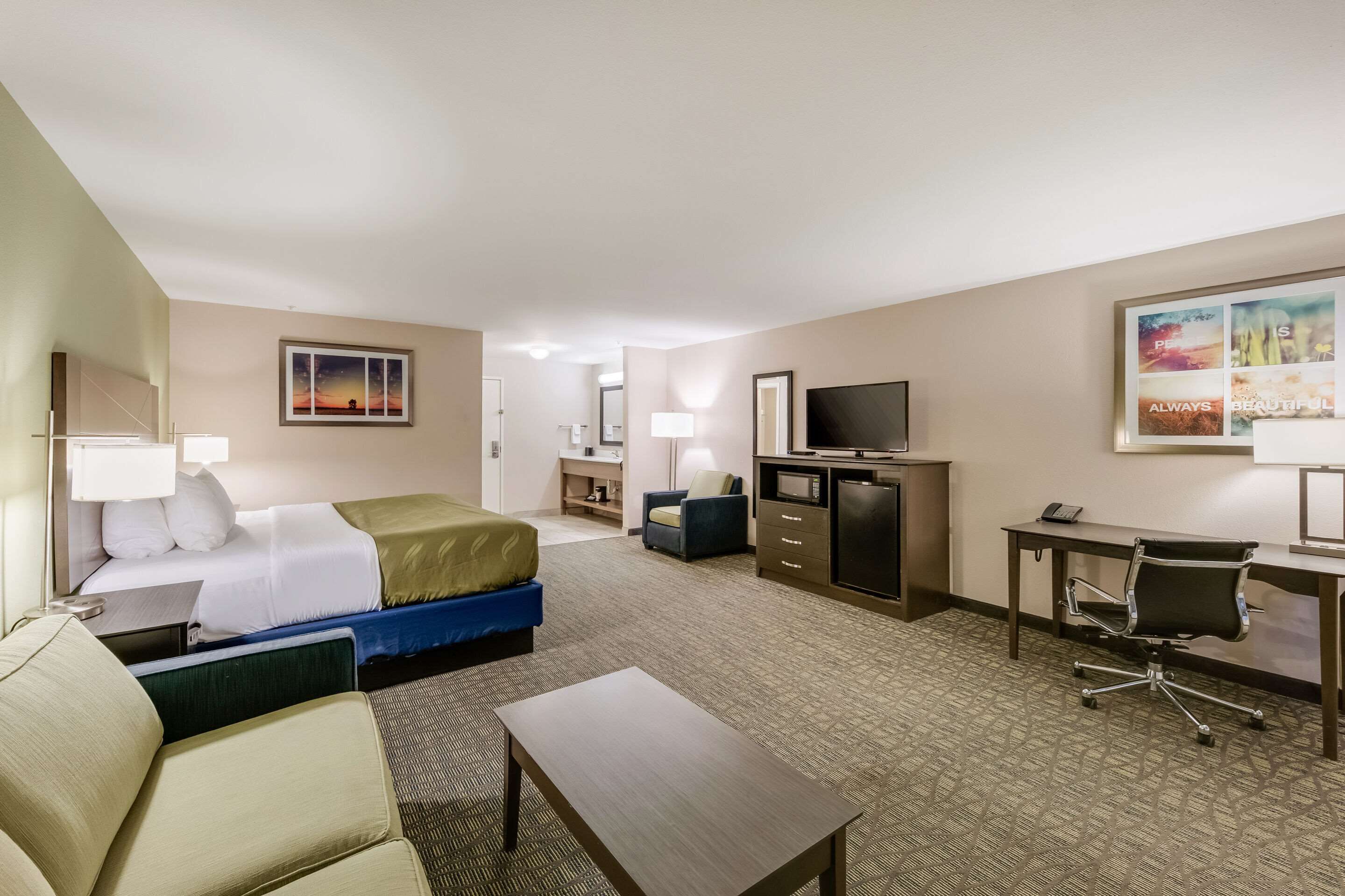 エジプト綿のシーツ、高級寝具、デスク、ノートパソコン用作業スペース