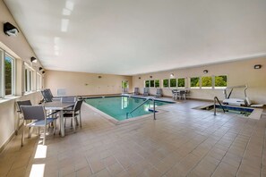 Seasonal outdoor pool, open 8:00 AM to 10:00 PM, pool loungers - Quality Inn & Suites Ardmore (Ardmore)