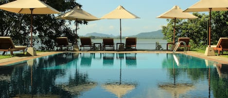 Piscine couverte, piscine extérieure, chaises longues